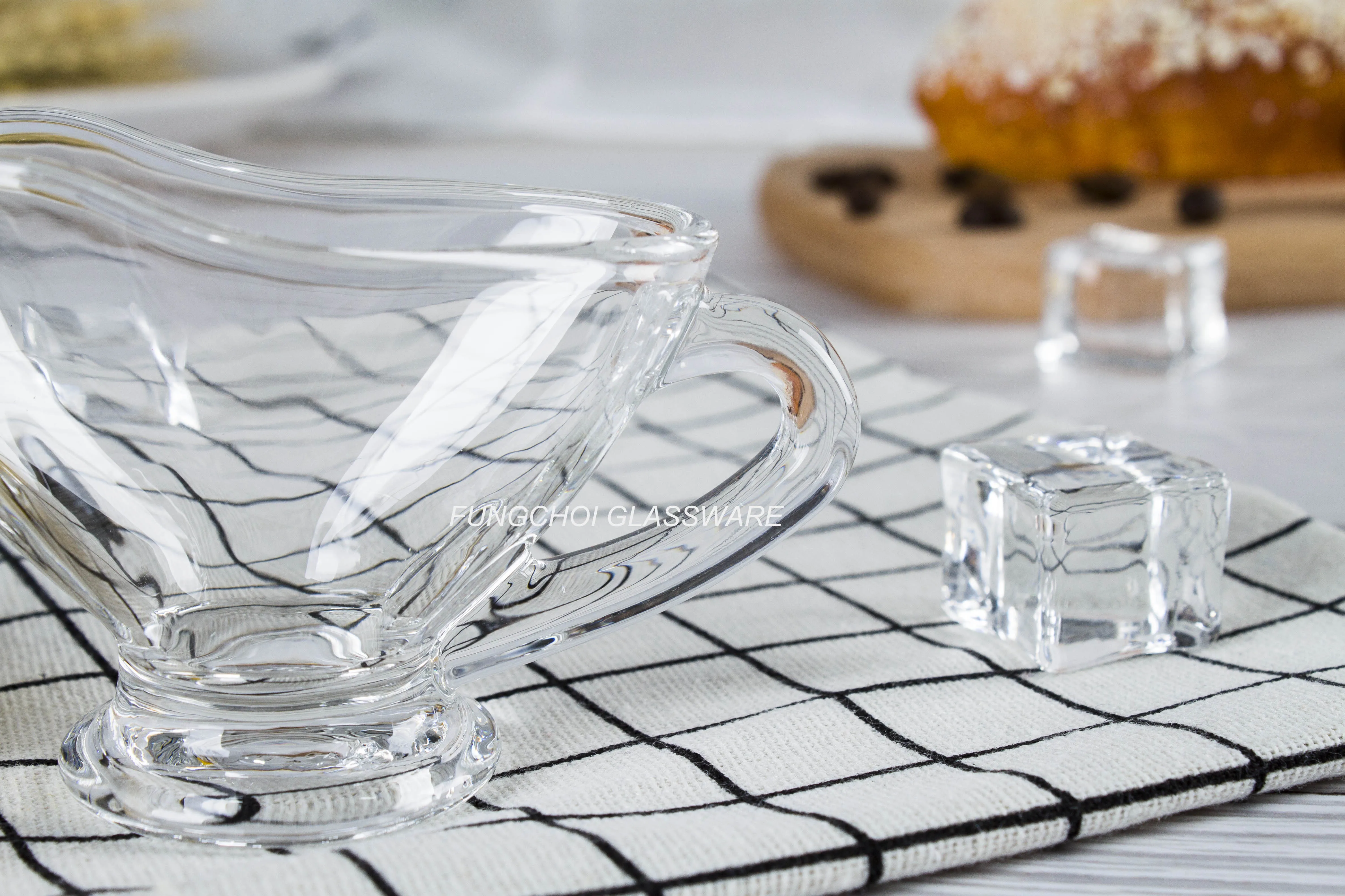 Wholesale cheap glass gravy dish household crystal sauce boat