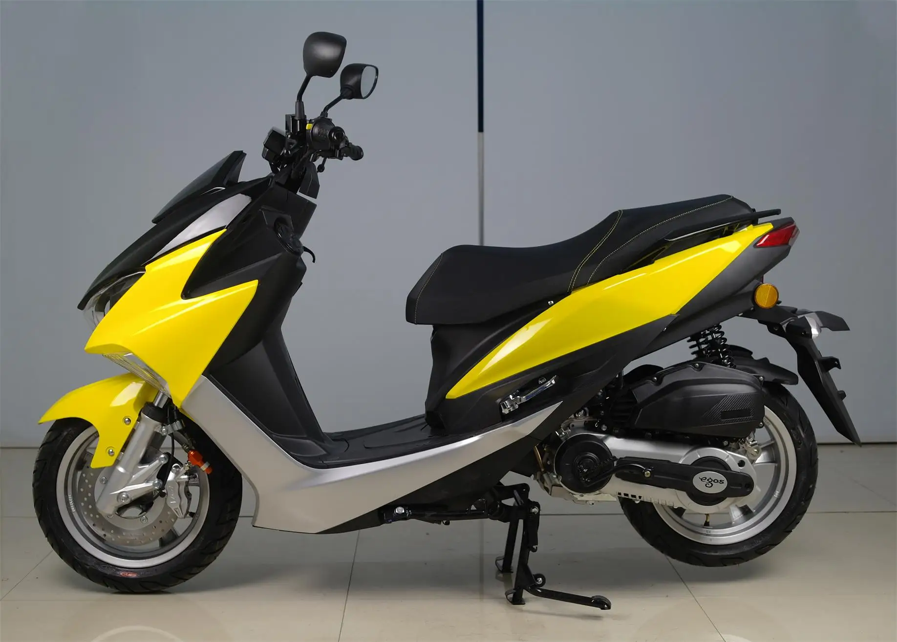 2022 new customized 180cc 125ccc150cc 4 stork gas powered cafe racer motorcycles scooters for adult trike