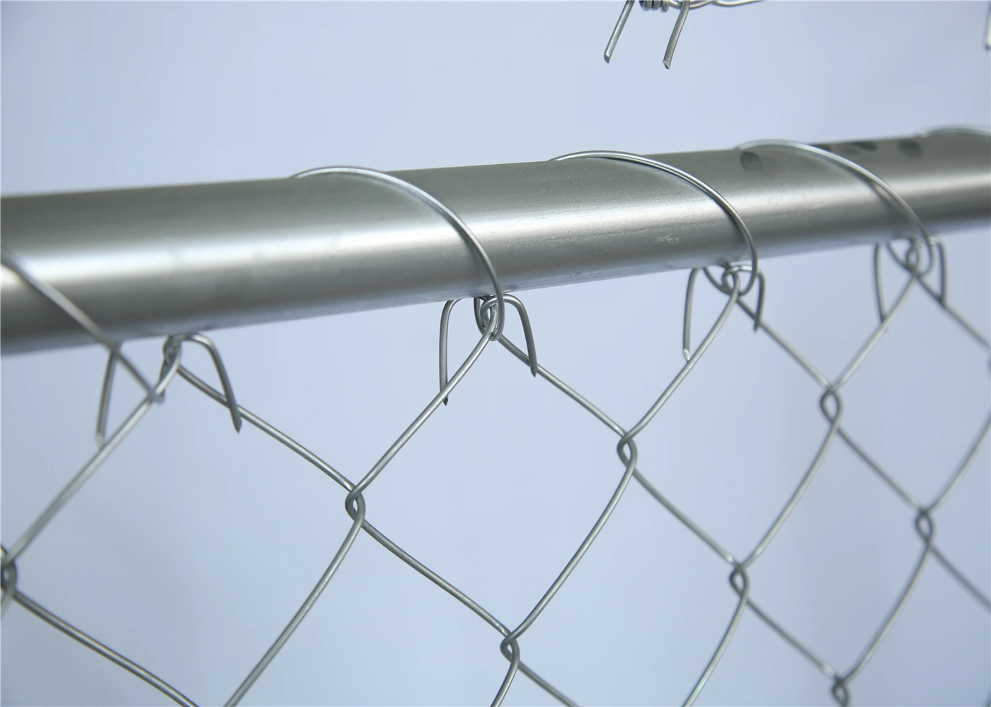TEMPORARY CHAIN LINK FENCE - ROBUST, EASY SET-UP AND TEAR-DOWN.