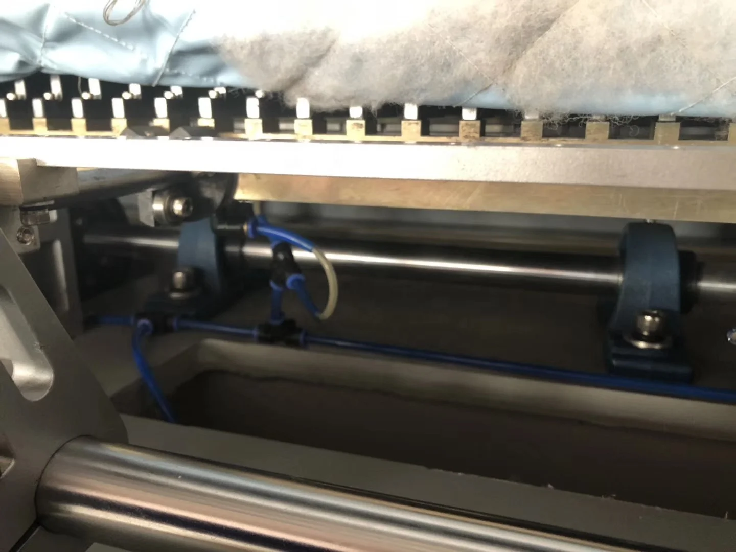 Computerized multineedle quilting machine with edge cutting device quilt production line