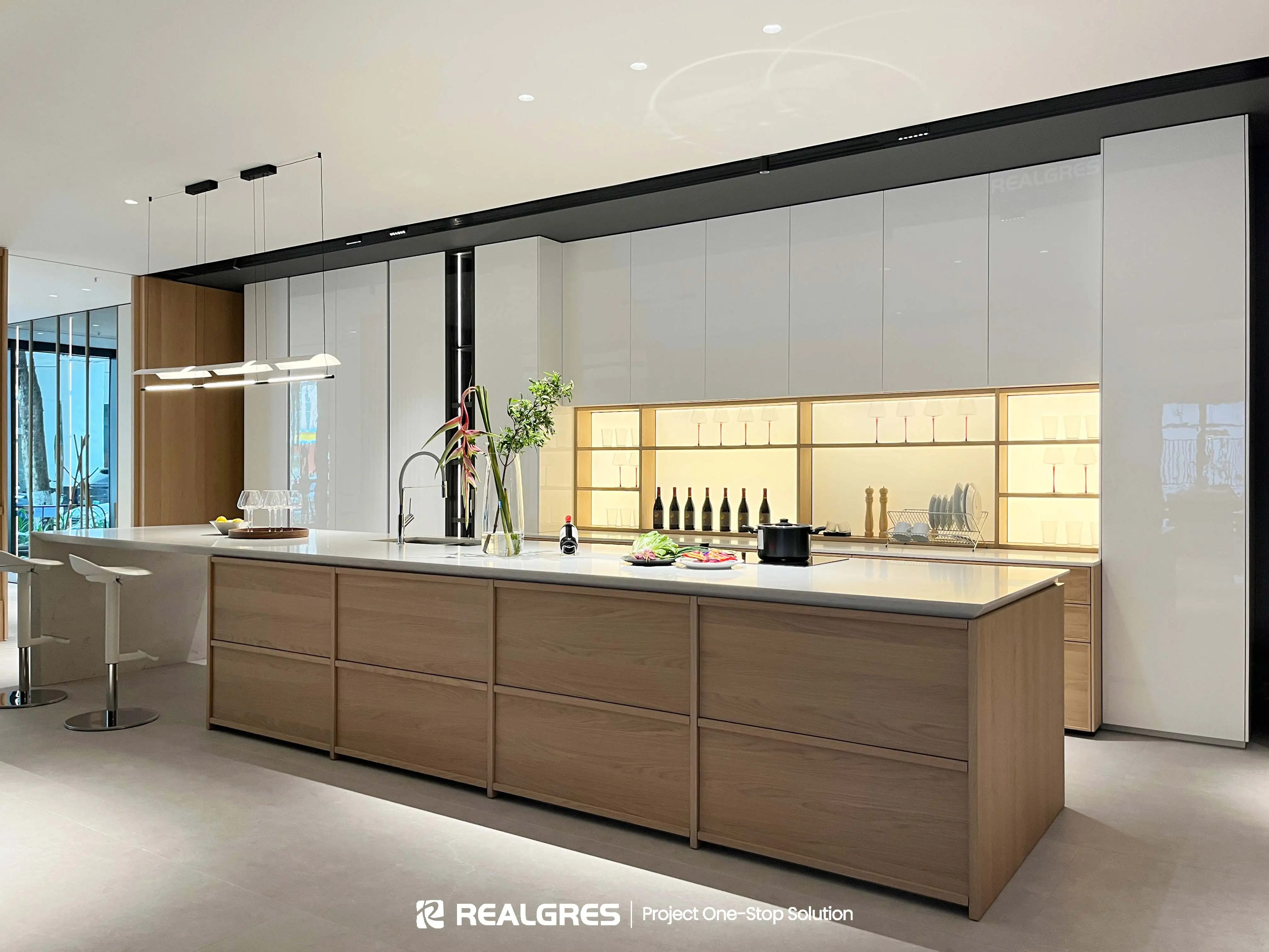 6m Large Kitchen Cheap Australia White Lacquer Glossy Finished Glass Quartz Island High End Kitchen Cabinets Manufacturing