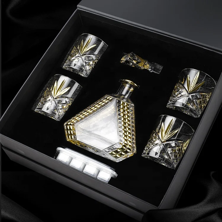 Handmade Elegant Decanter Set with 4 Carved Crystal Glasses and Clear Decanter Whiskey Glass Set for Party