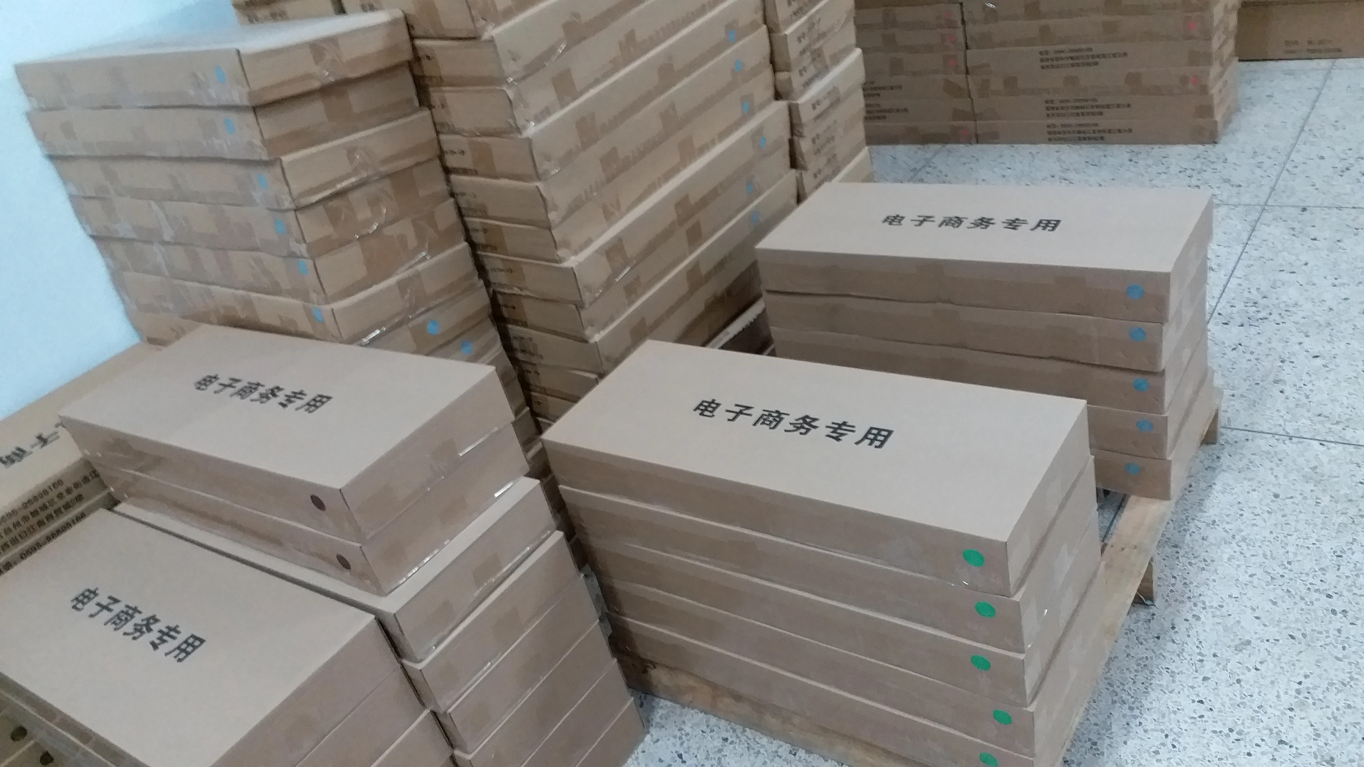  Новый дизайн органайзера для гардероба на колесах с крючками подвешивания