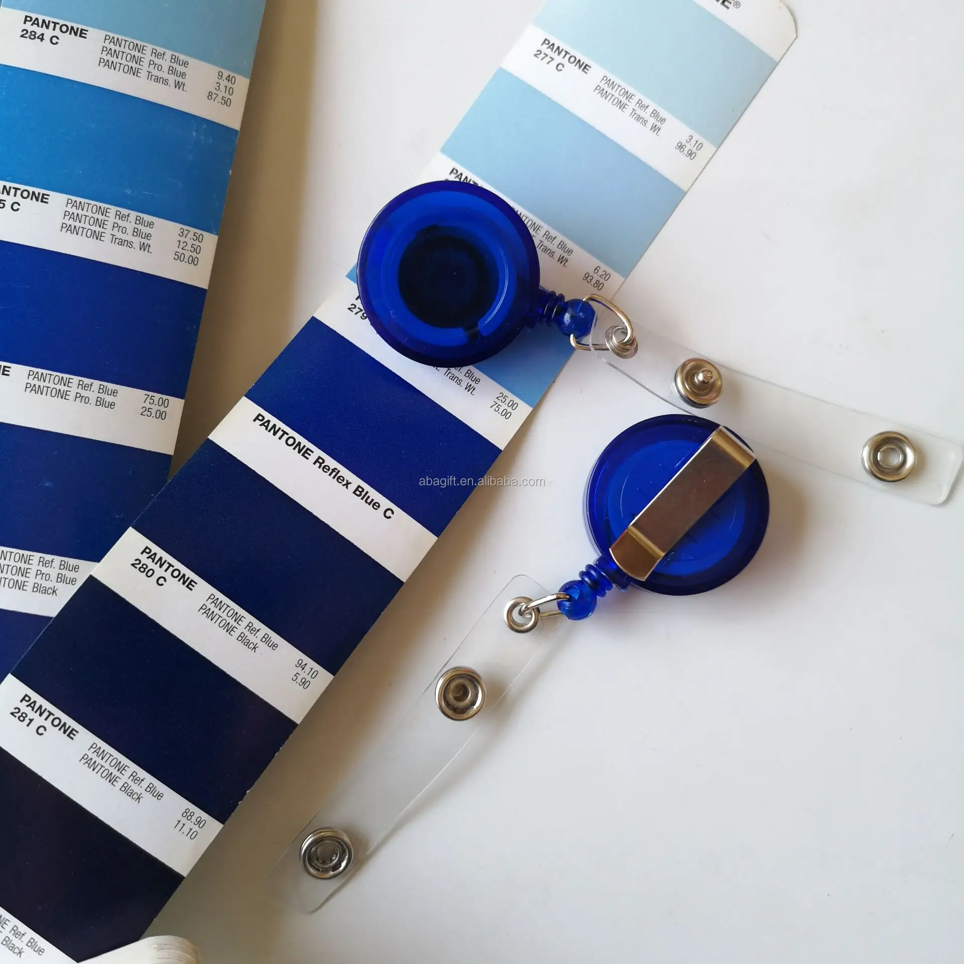 Прозрачный синий значок с катушкой с индивидуальным цветом pantone Reflex blue C