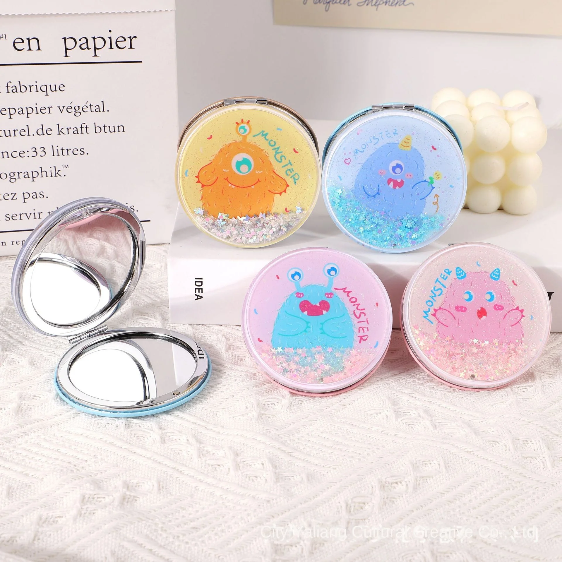 Creative Fashion LED Cosmetic Mirror Personalized Small Portable Beauty Mirror with Quicksand Mezzanine Box Packed