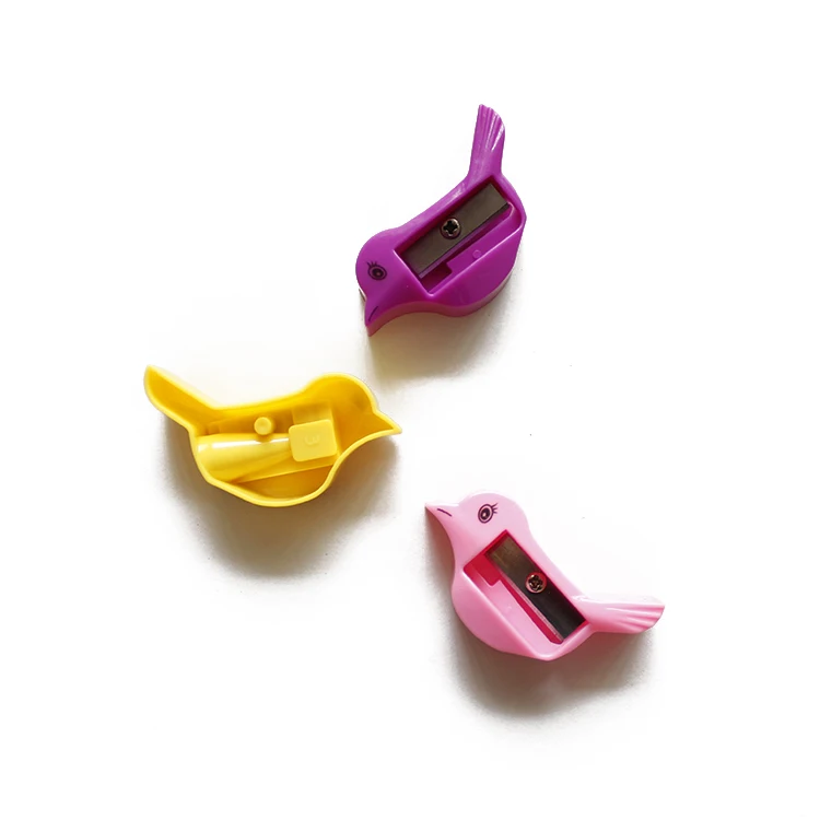 Оптовая цена пластиковая маленькая ручная точилка для карандашей в форме птицы для школы