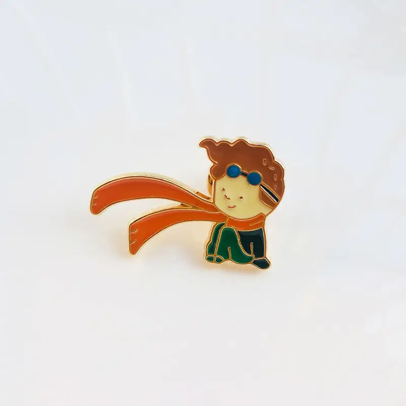 Crowns, planets, little foxes and other cartoon metal pins. Full of Japanese style, they are a great choice for accessories.