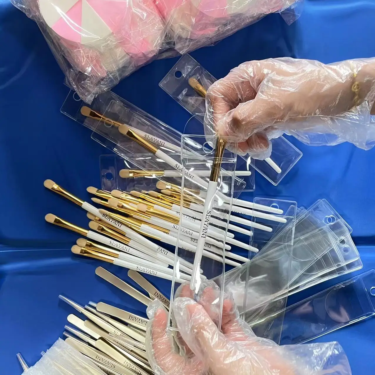 White Handle Luxury Concealer Brush Private Label Nylon Hair Angled brow brush Customized Logo Gorgeous Eyebrow Dyeing Brush