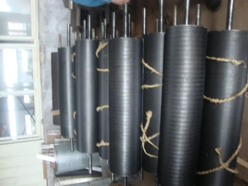 Textile waste recycling machine various types of machines used in openers and spring cleaners Take-up roll with rack