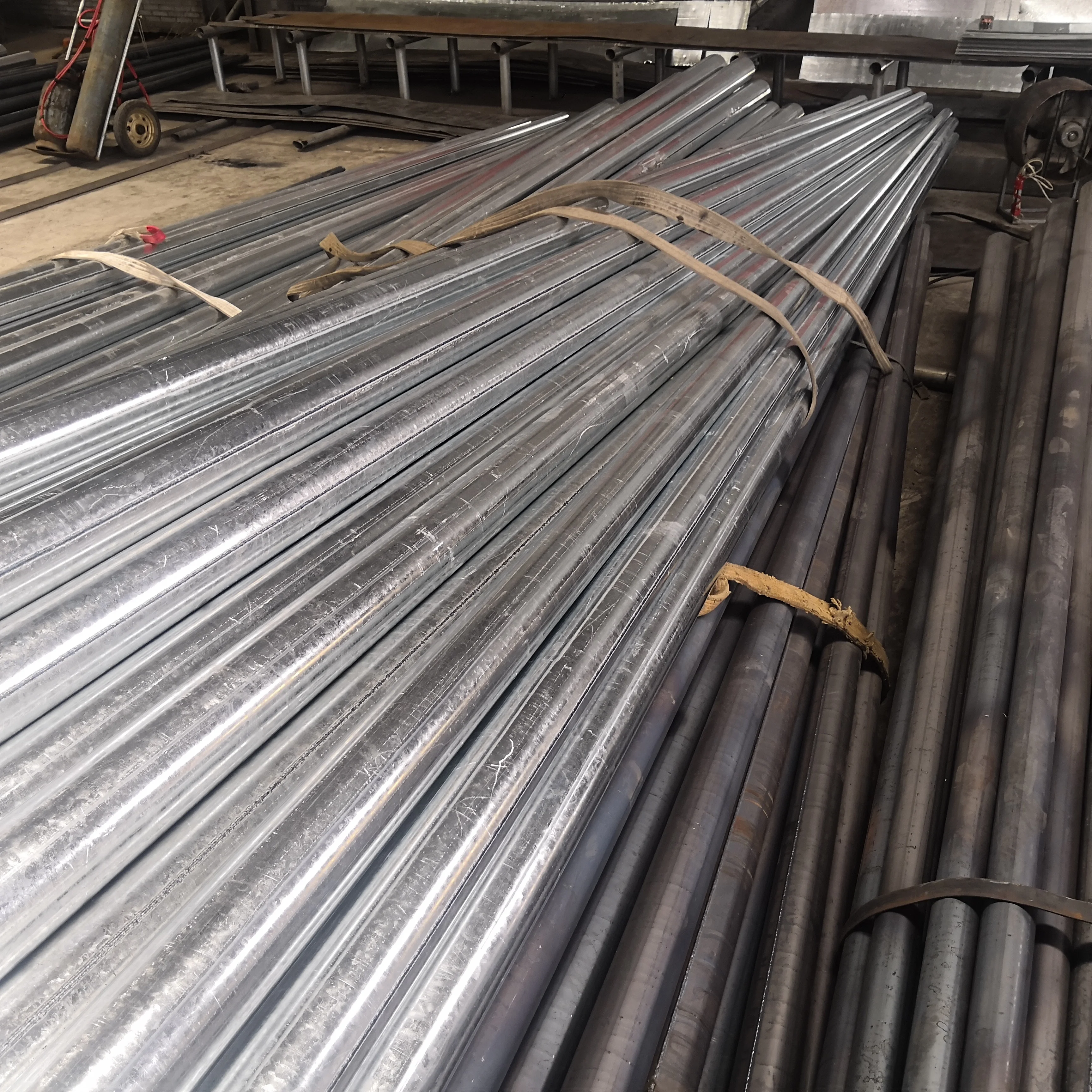 Good quality galvanized led solar outdoor light pole for stadium