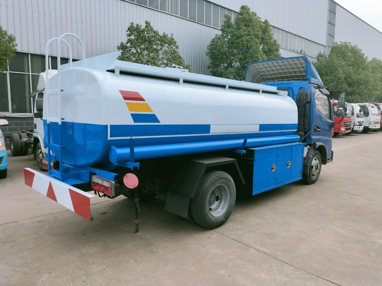 4x2 6000 liters Fuel Tanker Oil Refuel Truck Manufacturers Diesel Tanker Trucks