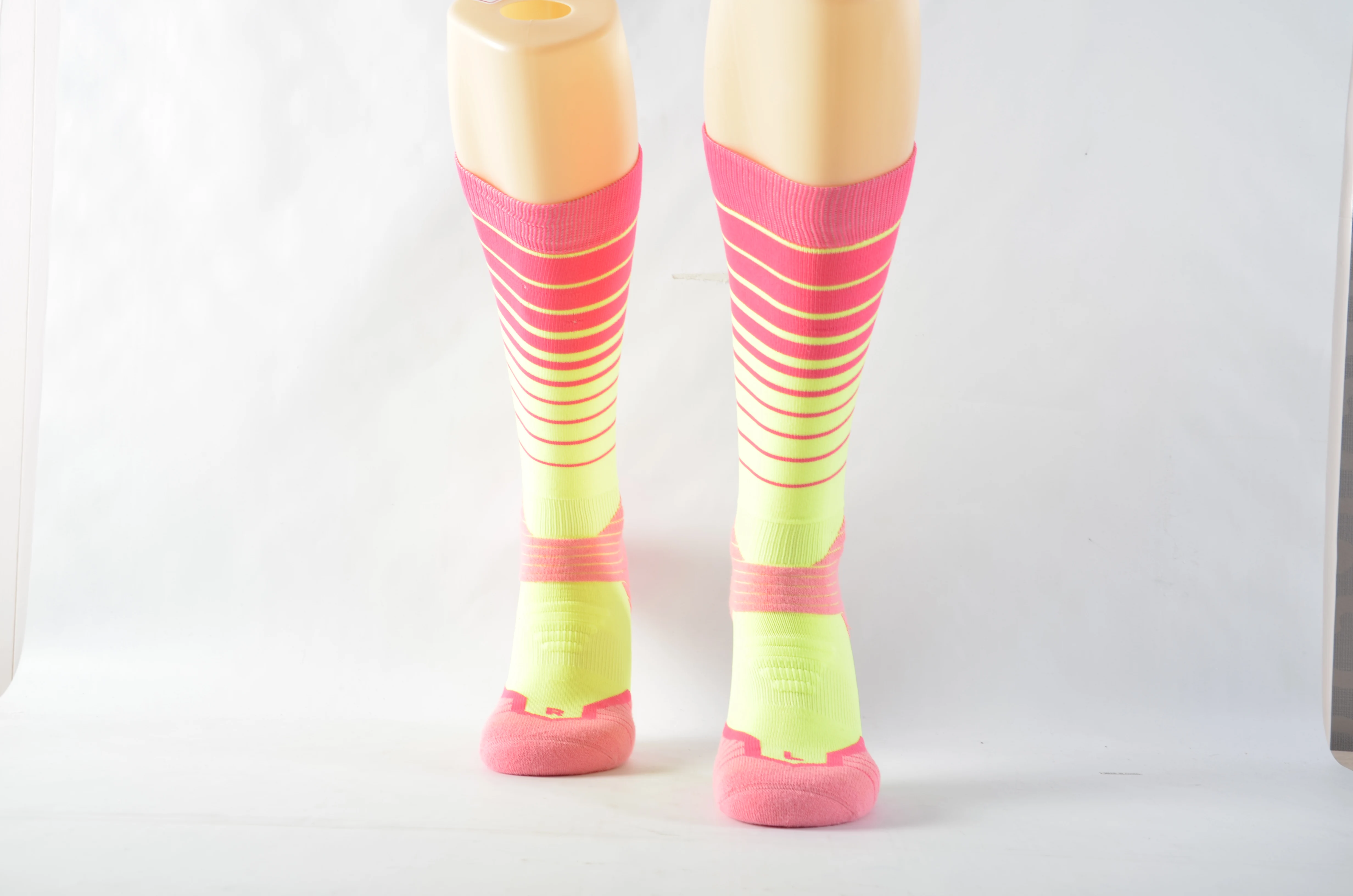 New Design Custom Letter Printed Men Hip-hop Skateboard Sport Socks Mid-length Tube socks