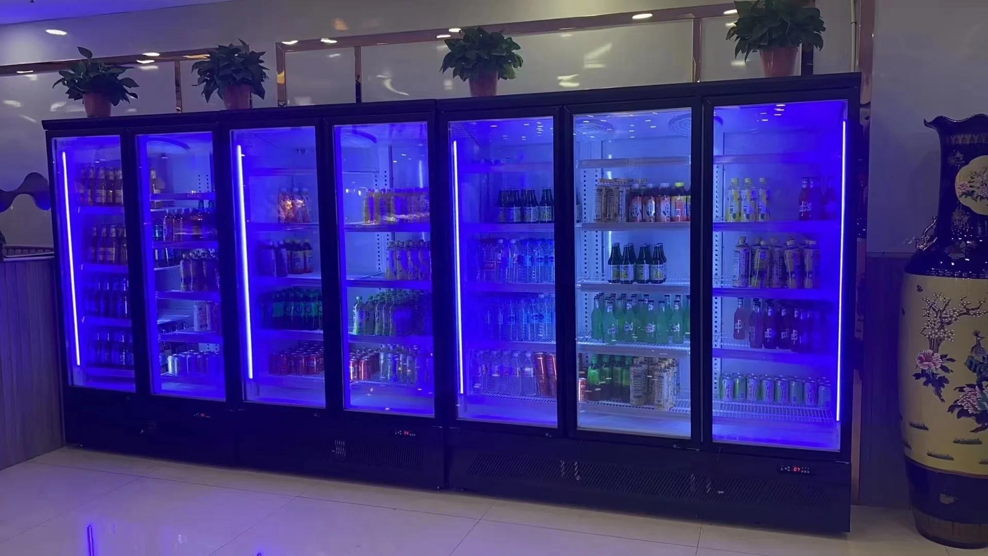 Холодильная камера с витриной в магазине напитков овощных фруктов замороженных продуктов криохолодильник
