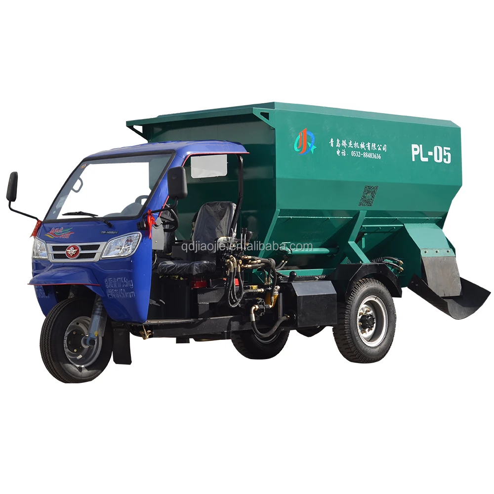 Dairy farm cow dung spreader sawdust spreading machine cattle straw lime spreader bedder