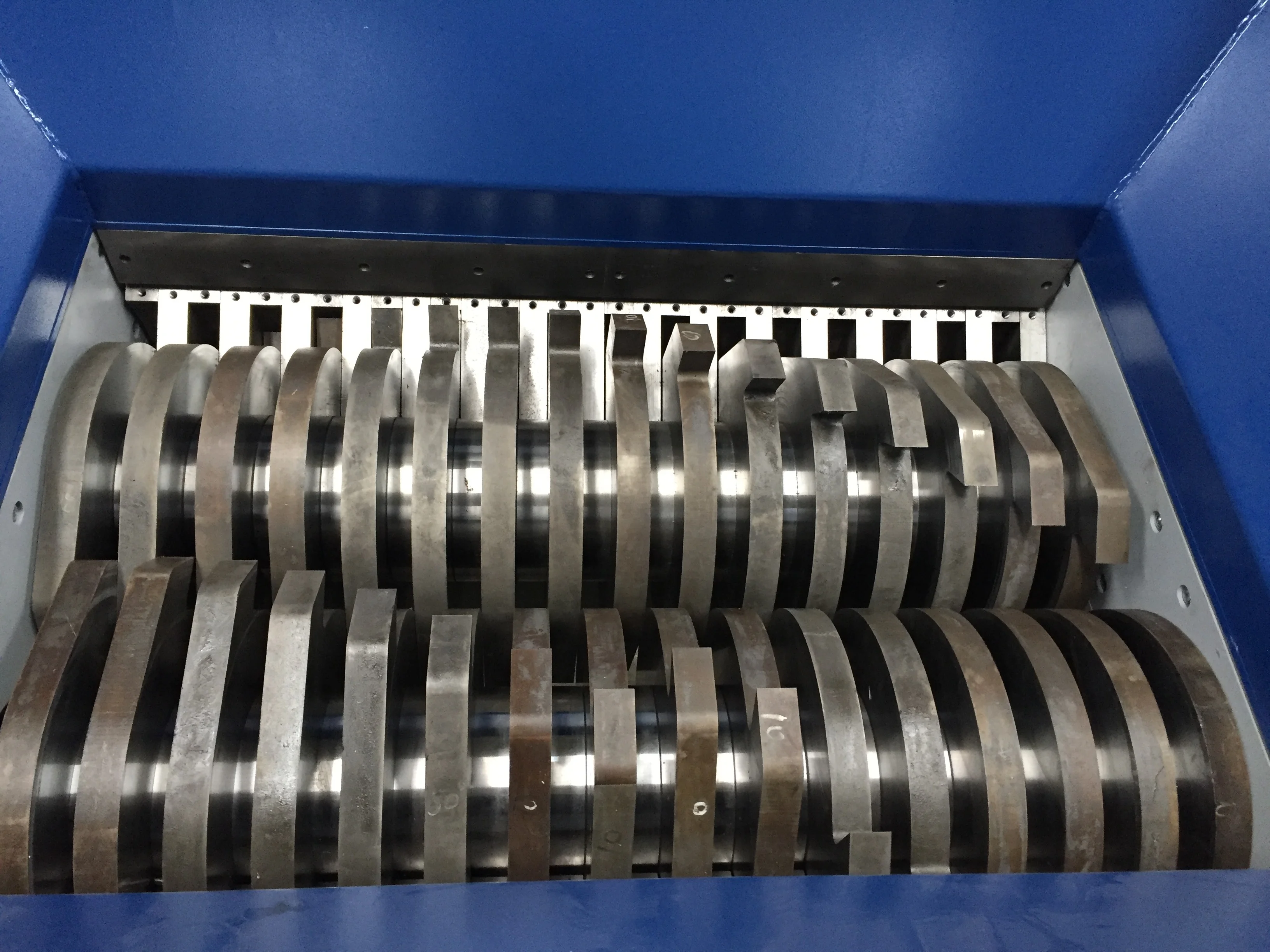 
High Quality Double Shaft Shredder Waste Computer Cell Phone TV Boards Scrap Metal PCB Board E Waste Shredding Recycling Machine 