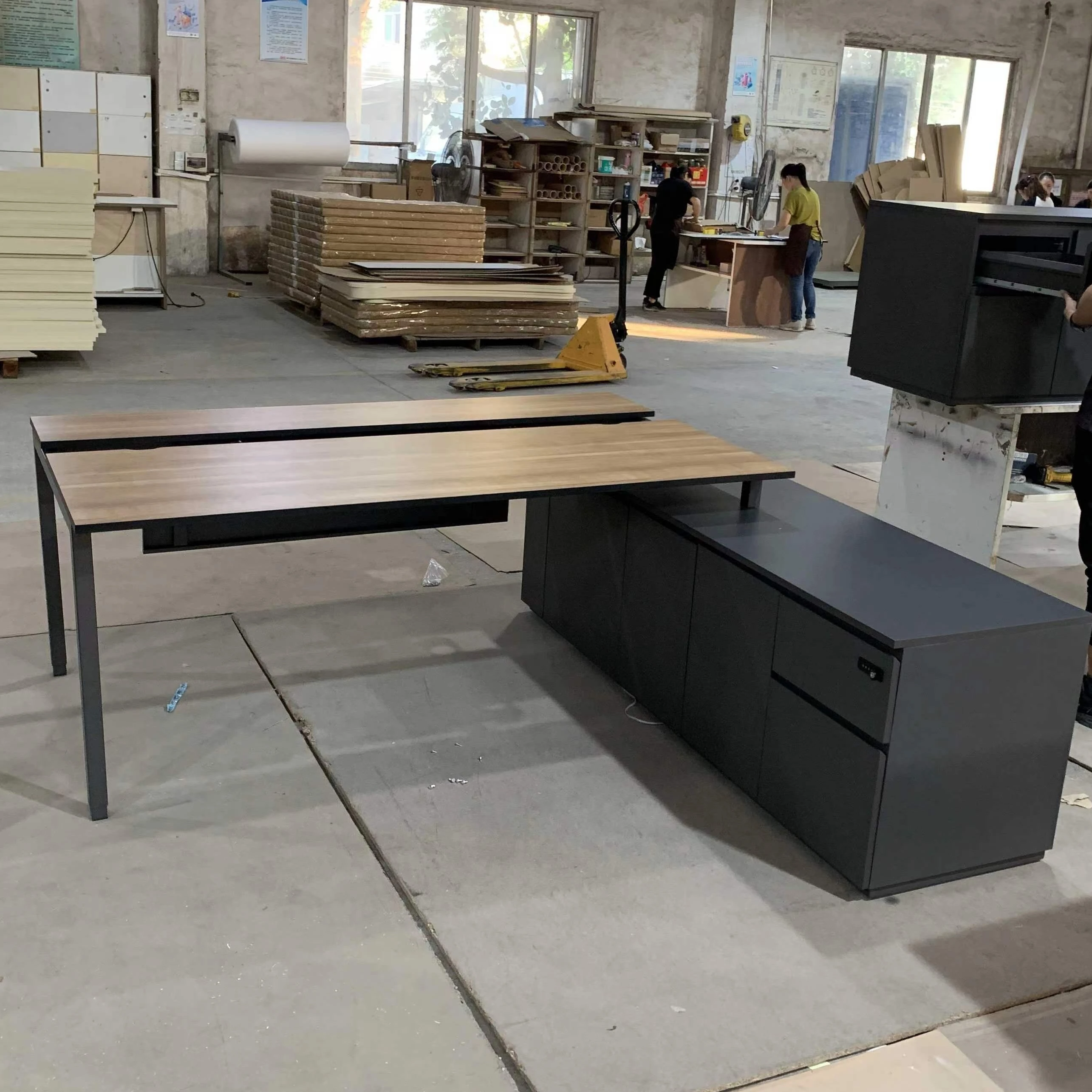 Современный офисный черный стол для босса растягивающийся главный с помощником шкафчиком столом менеджера