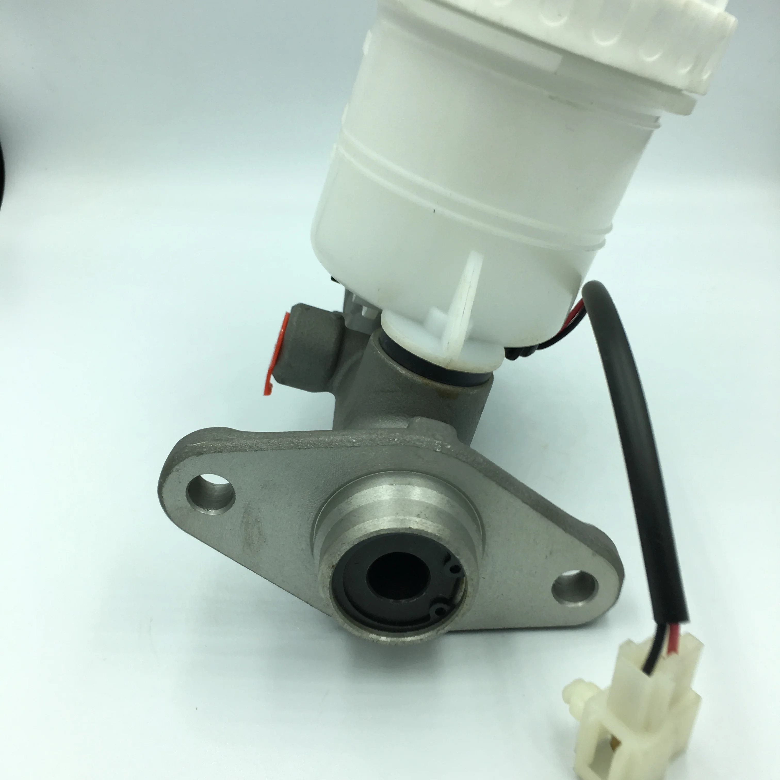 Selling high quality brake master pump  for Mitsubishi cheetah