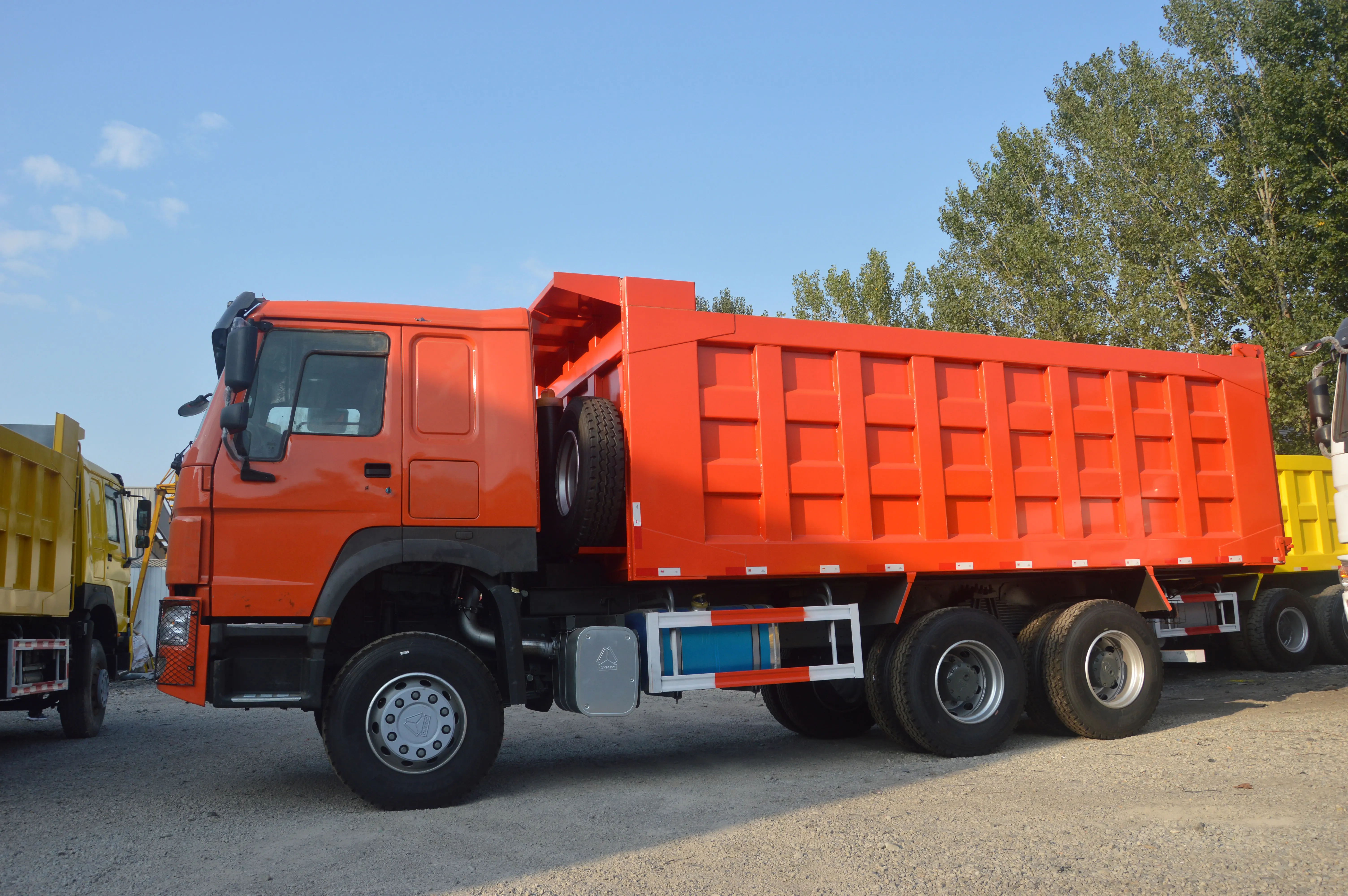 Грузовик Sinotruk HOWO большой грузоподъемный самосвал песчаный камень 6*4 10 колесный 371 л.с. грузоподъемность 40-50 тонн 80 автоматический левый