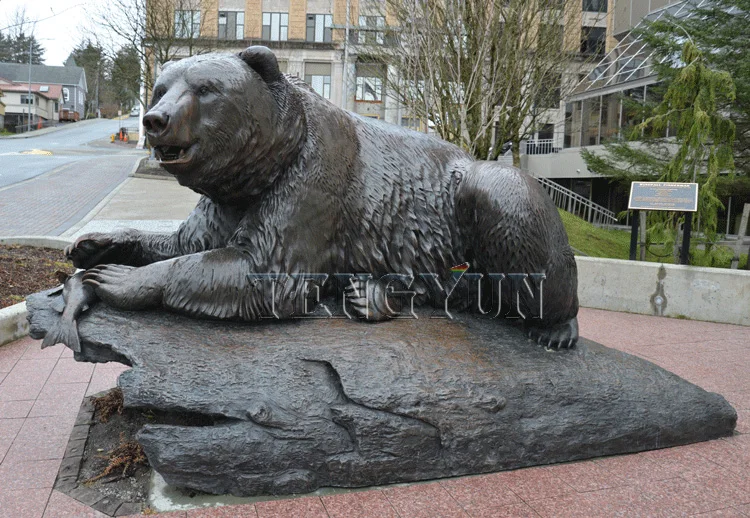 Decorative metal craft big animal the rest of bear statue on rock black bear bronze sculpture for garden