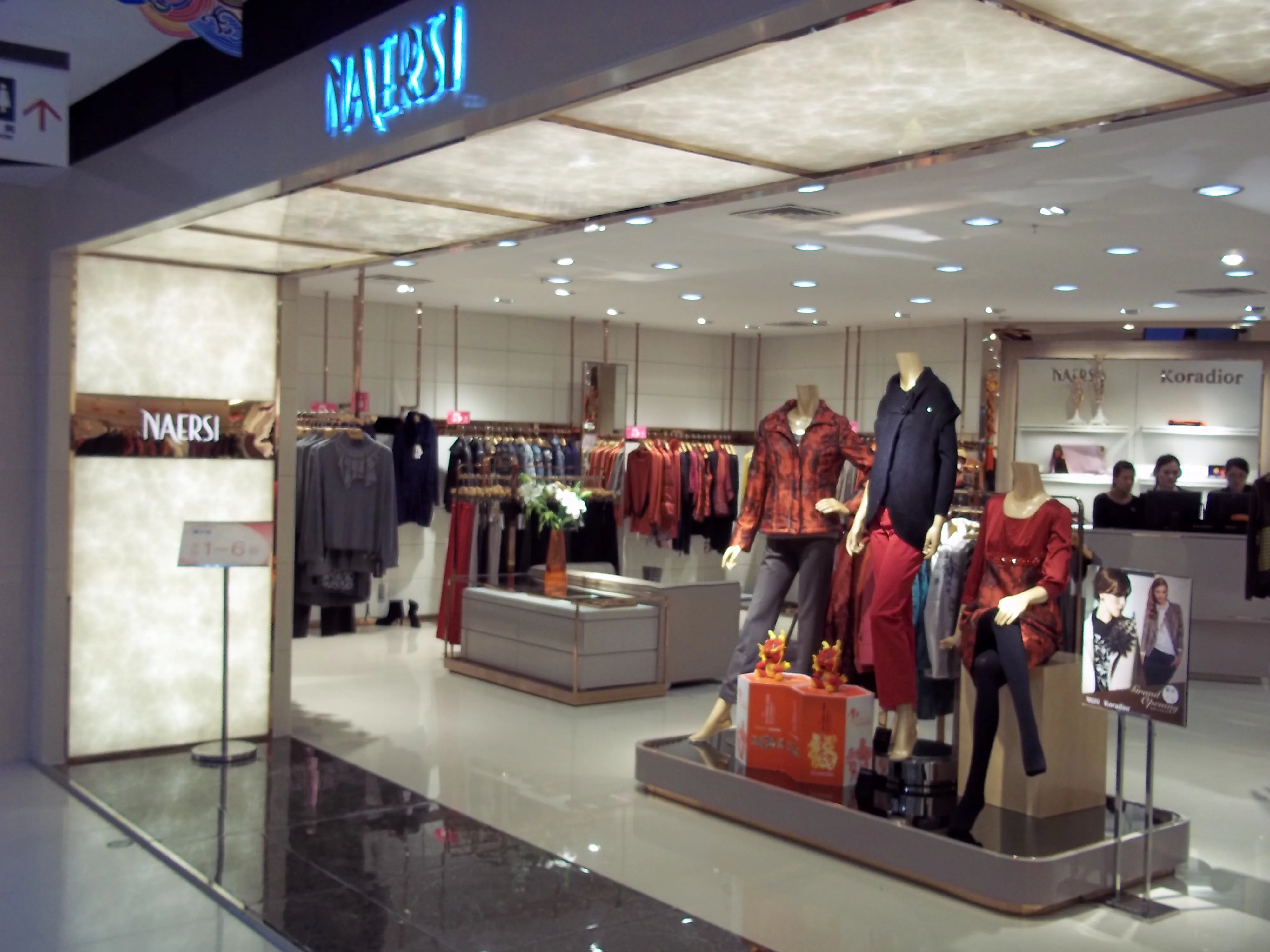 Luxury fitting ladies clothes shop decoration idea design Mall clothing Store wall mounted display cabinets Customized