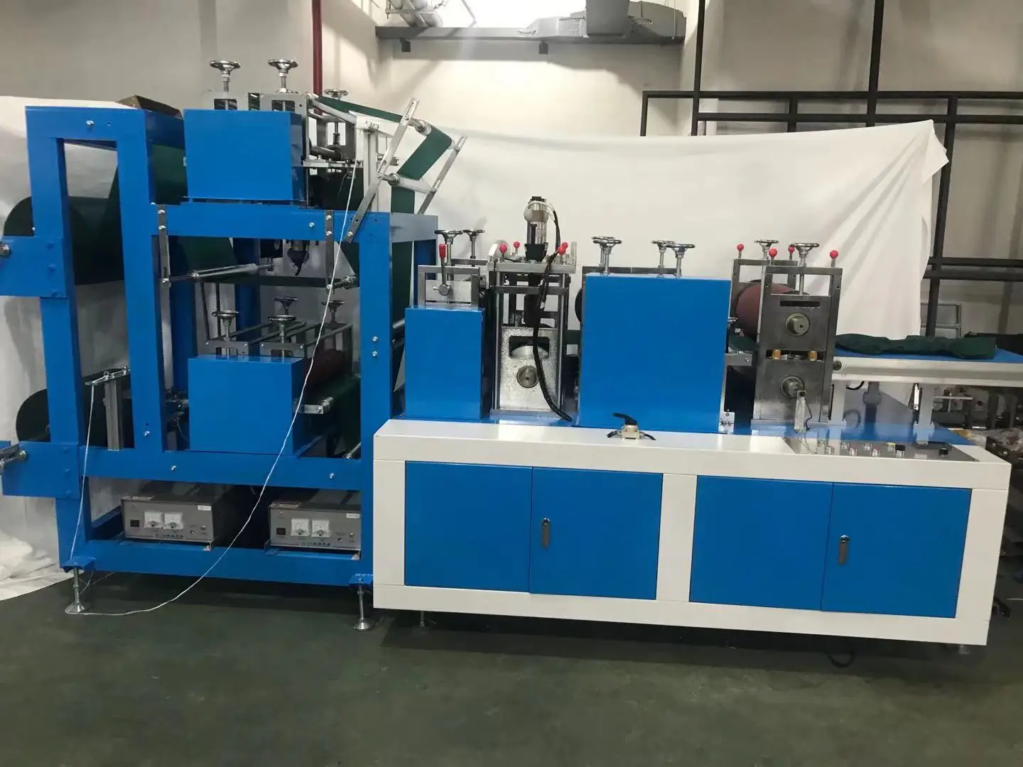 Полностью автоматическая машина для производства одноразового нижнего белья