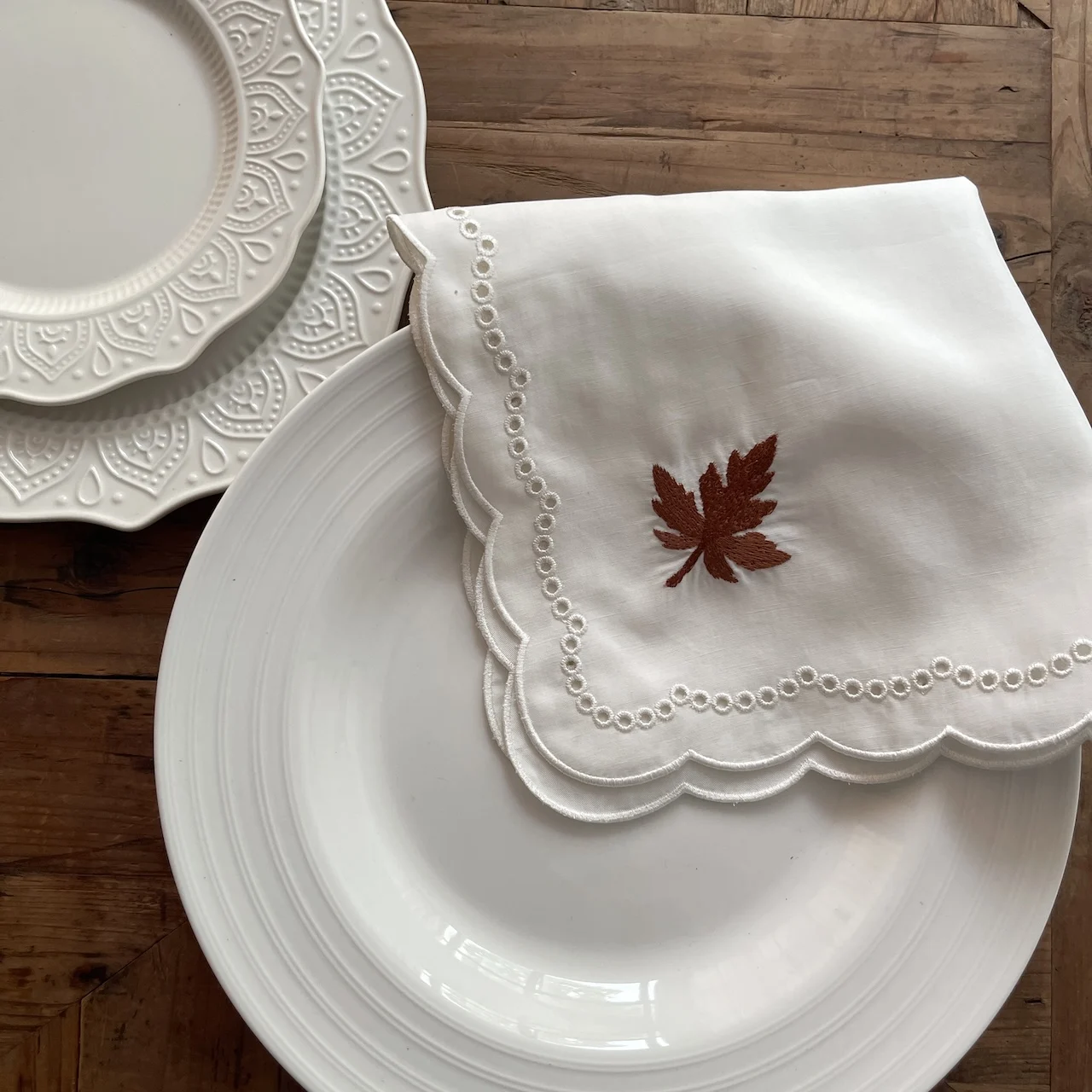 Autumn Home Decor 45cm Europe Style Natural Linen Blend Napkin Scallop Edge Laser Embroidery Maple Leaf Custom Dining Wedding
