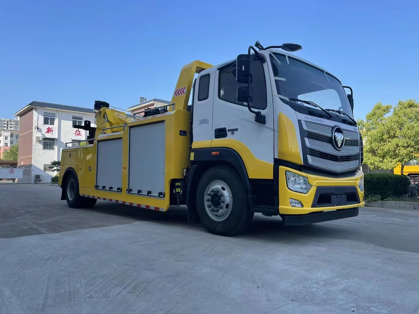 Multi functional Foton 8 ton flatbed wrecker rollback tow truck recovery vehicle breakdown truck rescue vehicle with 10ton crane