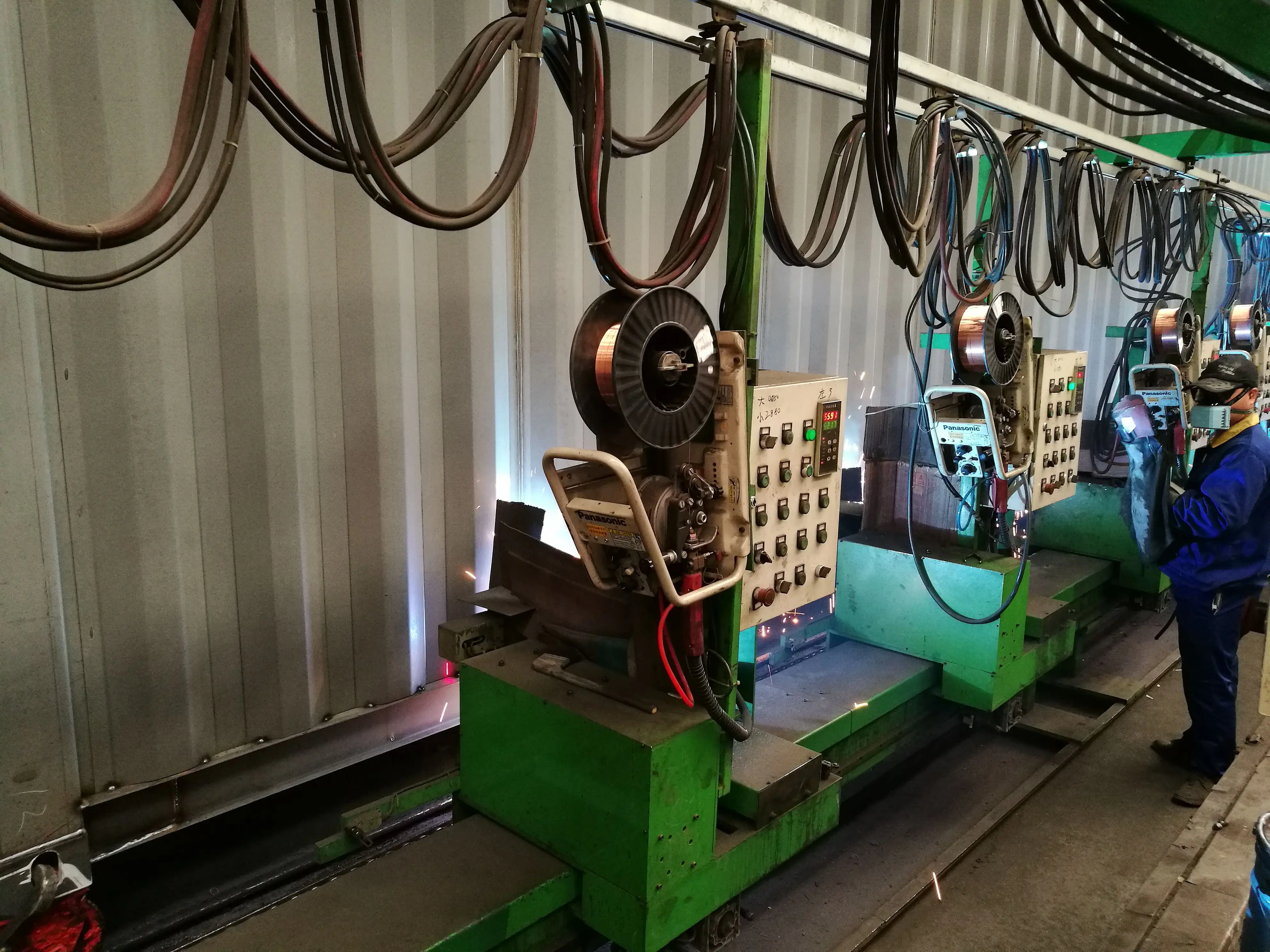 Low cost automatic welding equipment for corrugated beams in container manufacturing industry