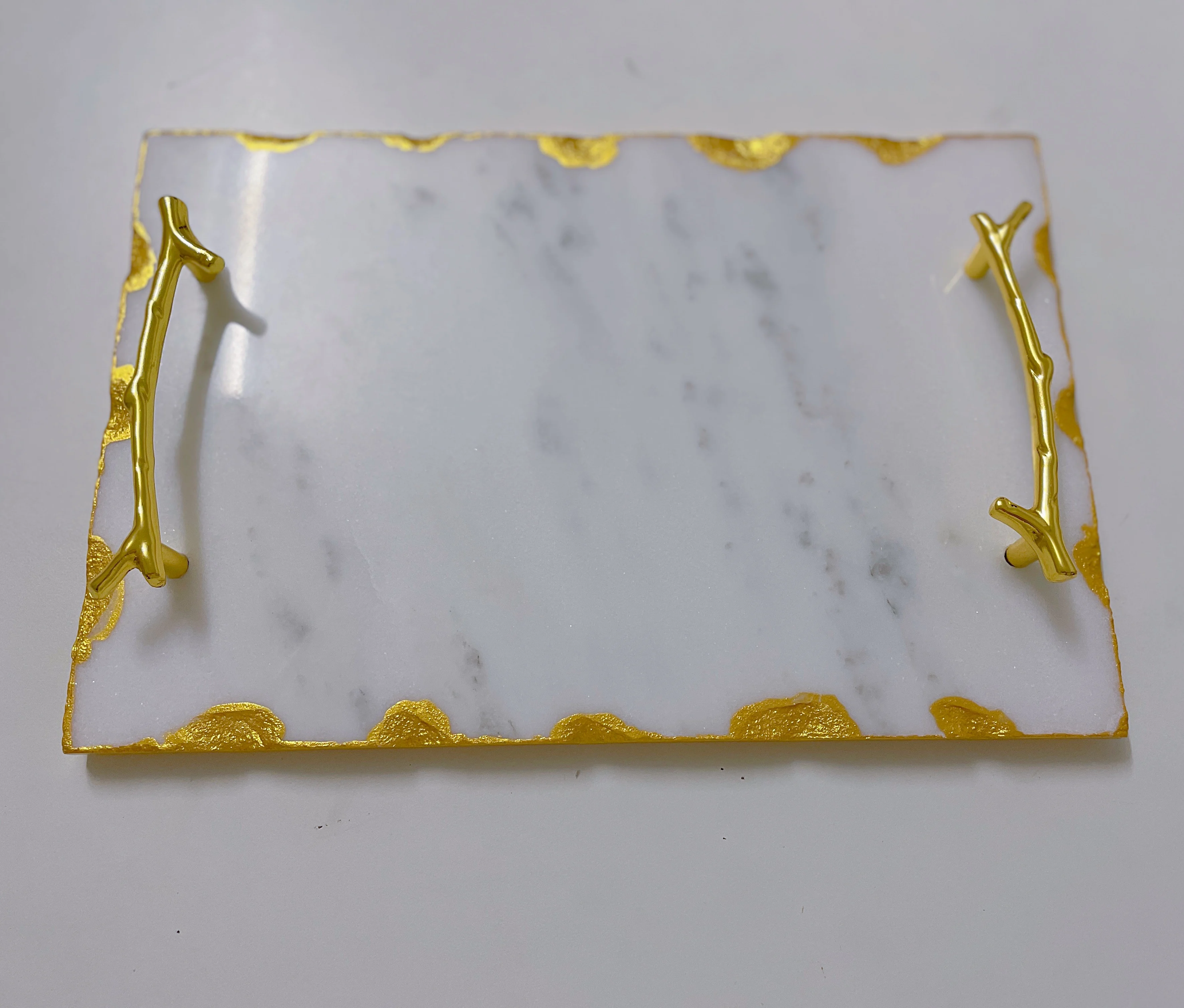 Оптовая продажа, роскошный декоративный прямоугольный мраморный поднос с золотой ручкой и золотой отделкой