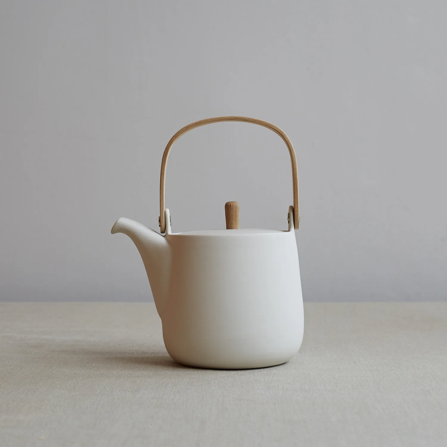 wholesale european style matte white tea ware ceramic teapot porcelain tea pot with wood handle