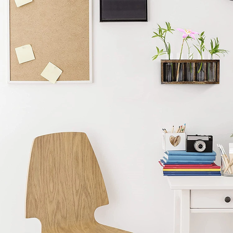 Ваза с деревянной рамой и стеклянным растением