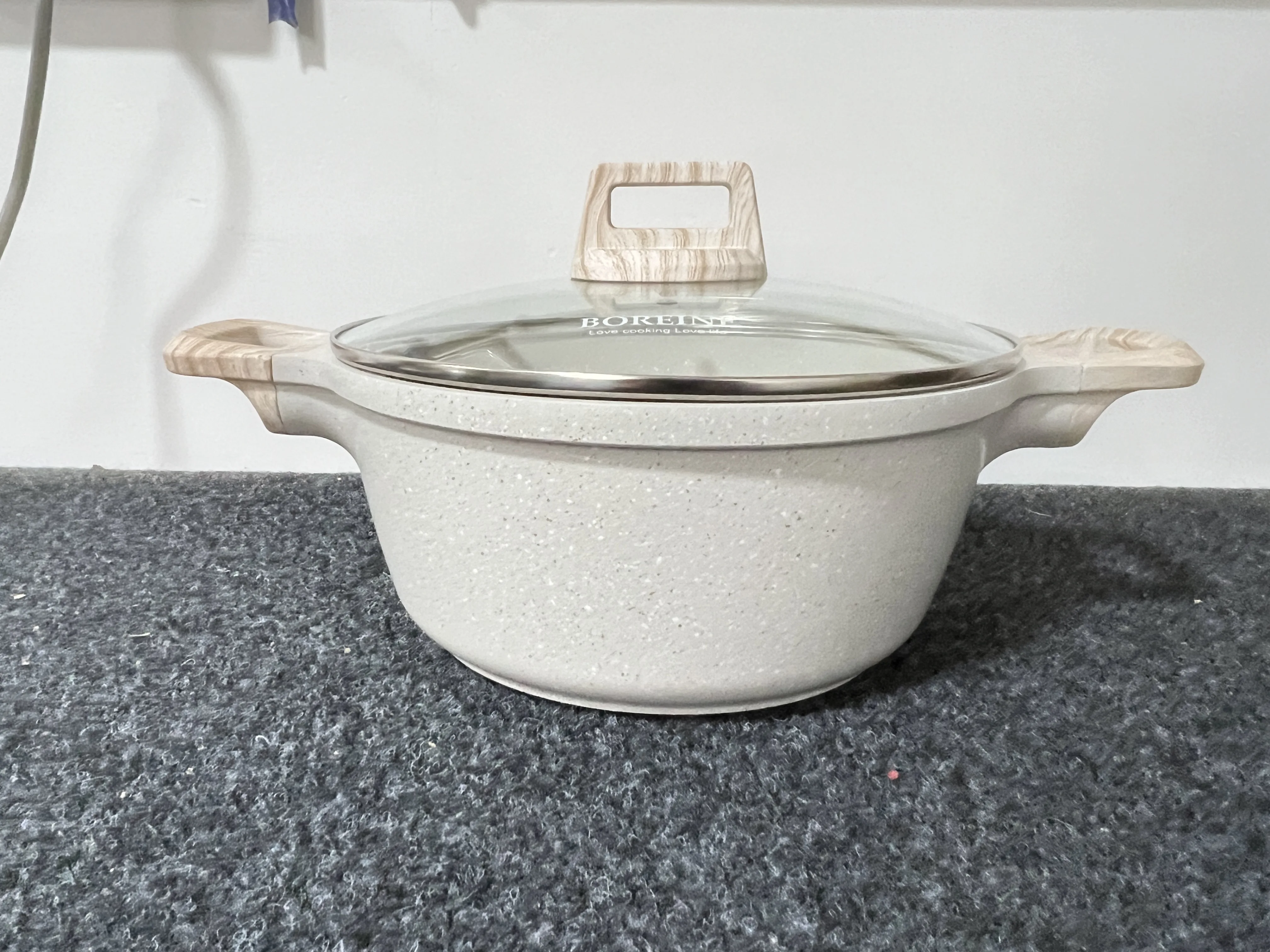 Boreine 7-Piece Non-Stick Cookware Set Beige Luxury Metal Saucepan Bakelite Handles Eco-Friendly Flat Bottom Price Home Cooking