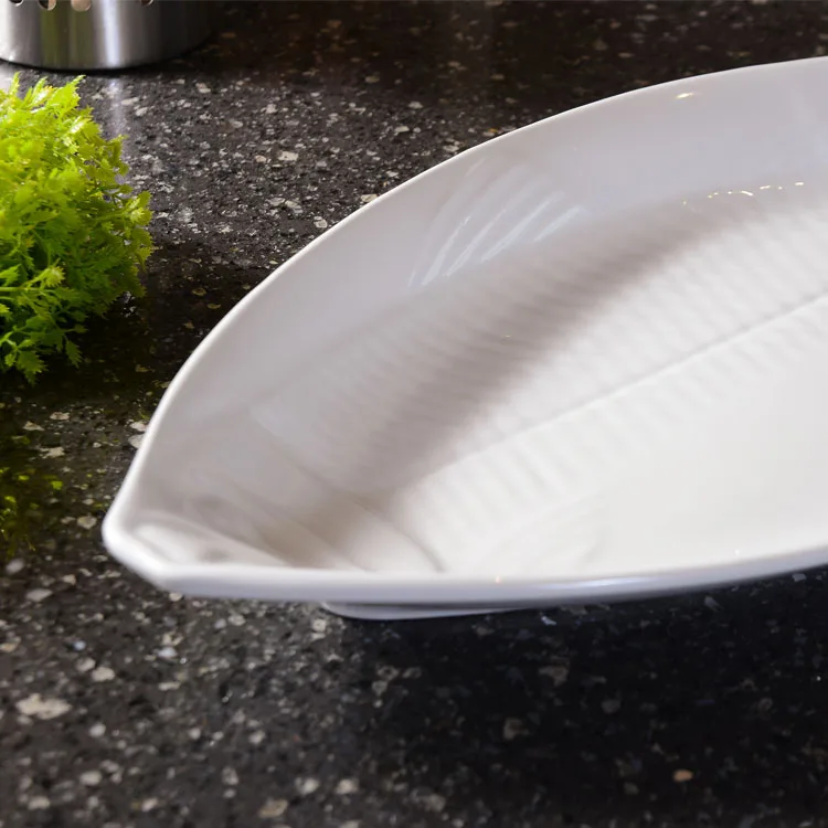 Wholesale white ODM/OEM acceptable porcelain fish shaped plates for