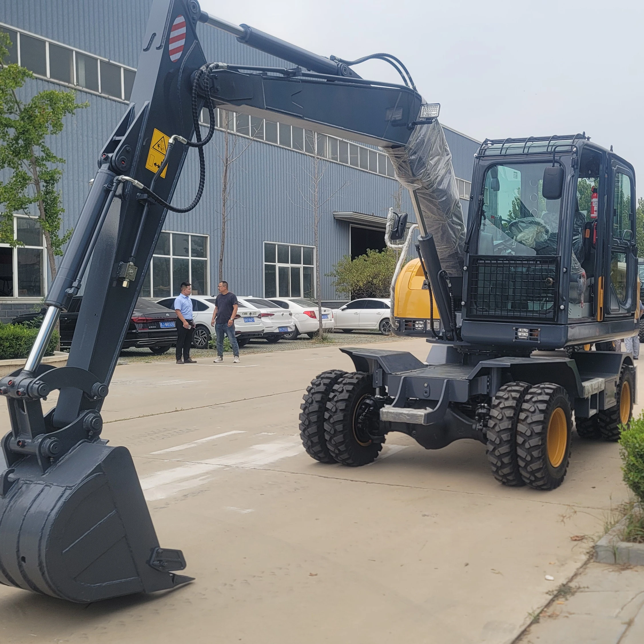 Premium New style EPA CE 4Wheel Excavator Diesel Engine Comes Standard with Side Swing