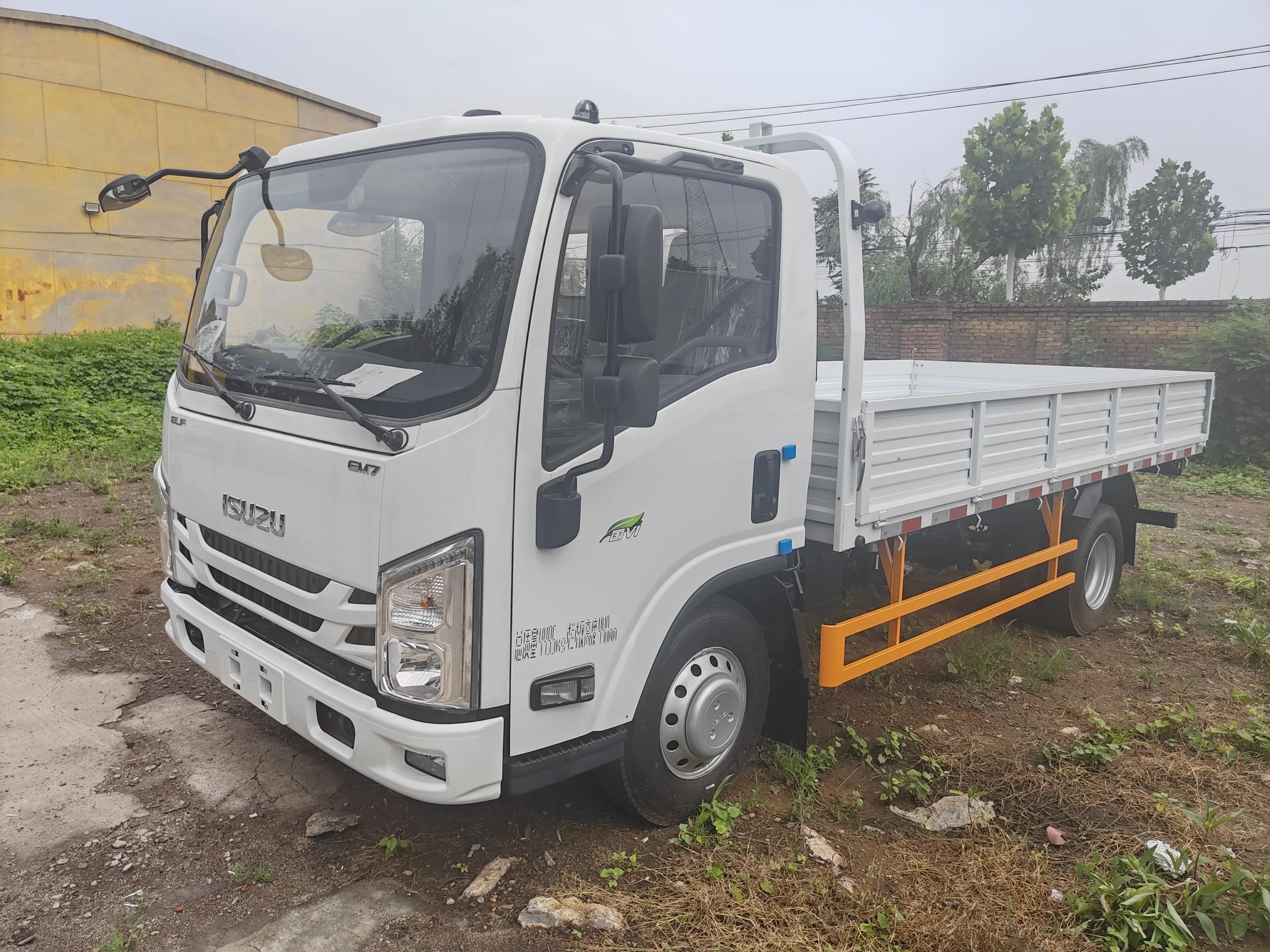 Isuzu flatbed commercial vehicle in stock