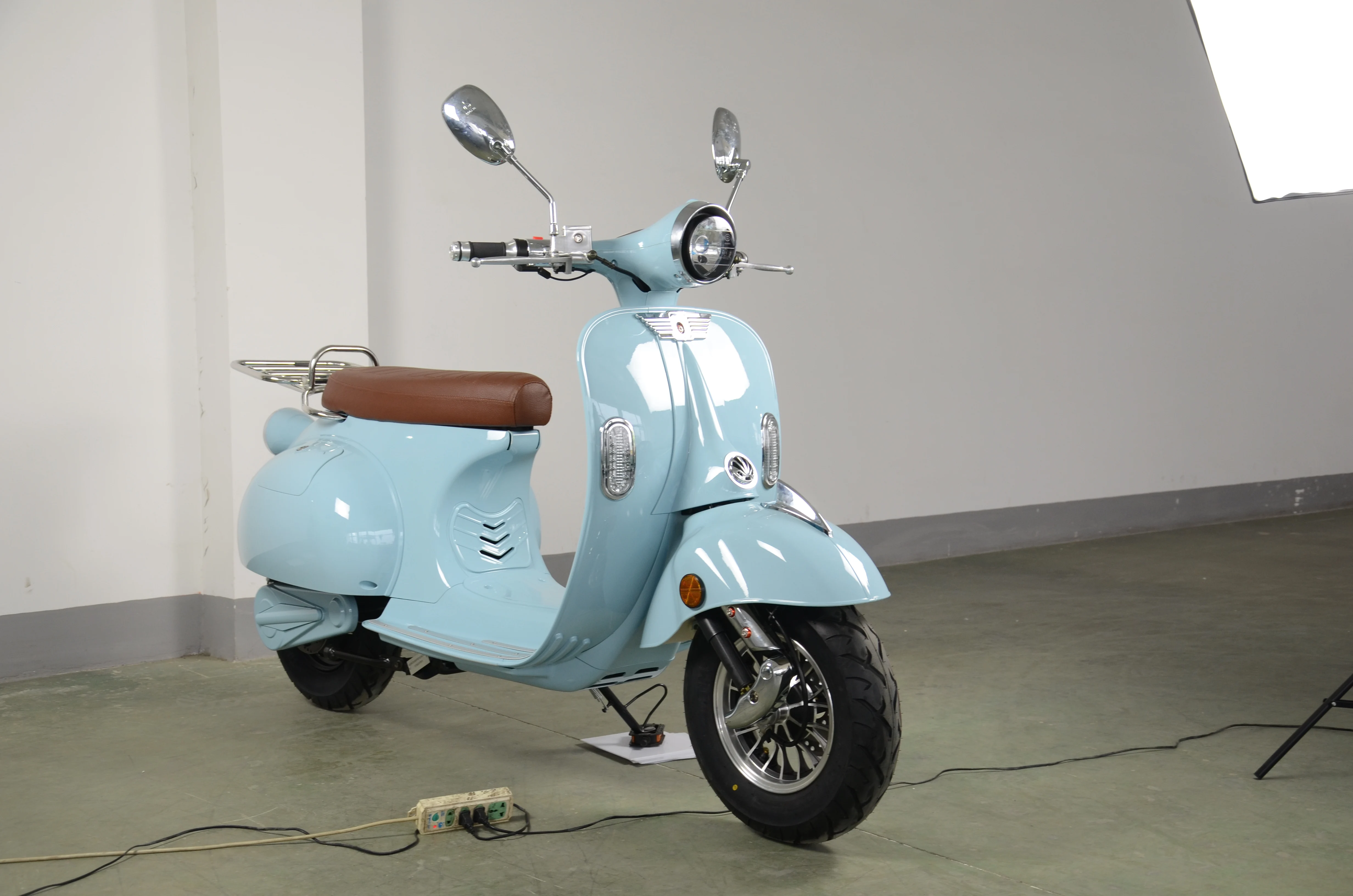 Amoto EEC vintage classic electric petrol scooter vespa with top box range 90km 2000W 60V for sale vespa electric scooter