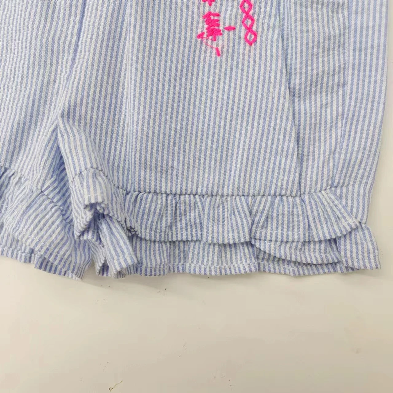 Детское трикотажное платье с рюшами