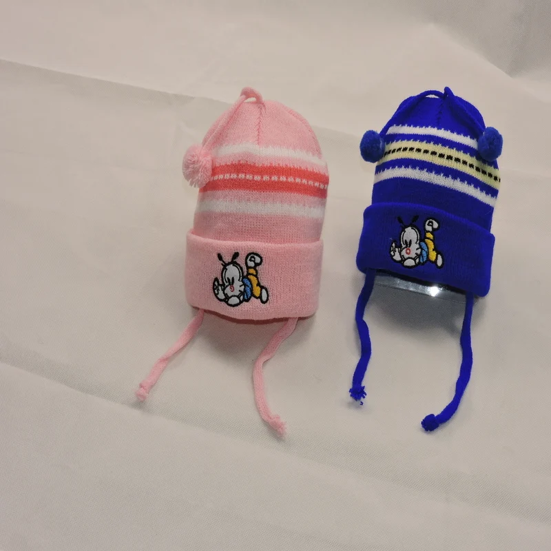 Детская вязаная шапка с помпоном вышитыми мультяшными пчелами