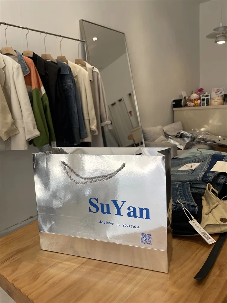 Wholesale Luxury Laser Shopping Bag Paper Bag for Clothes with Handle Custom Logo ODM OEM Clothing Store Packaging Bags Handmade