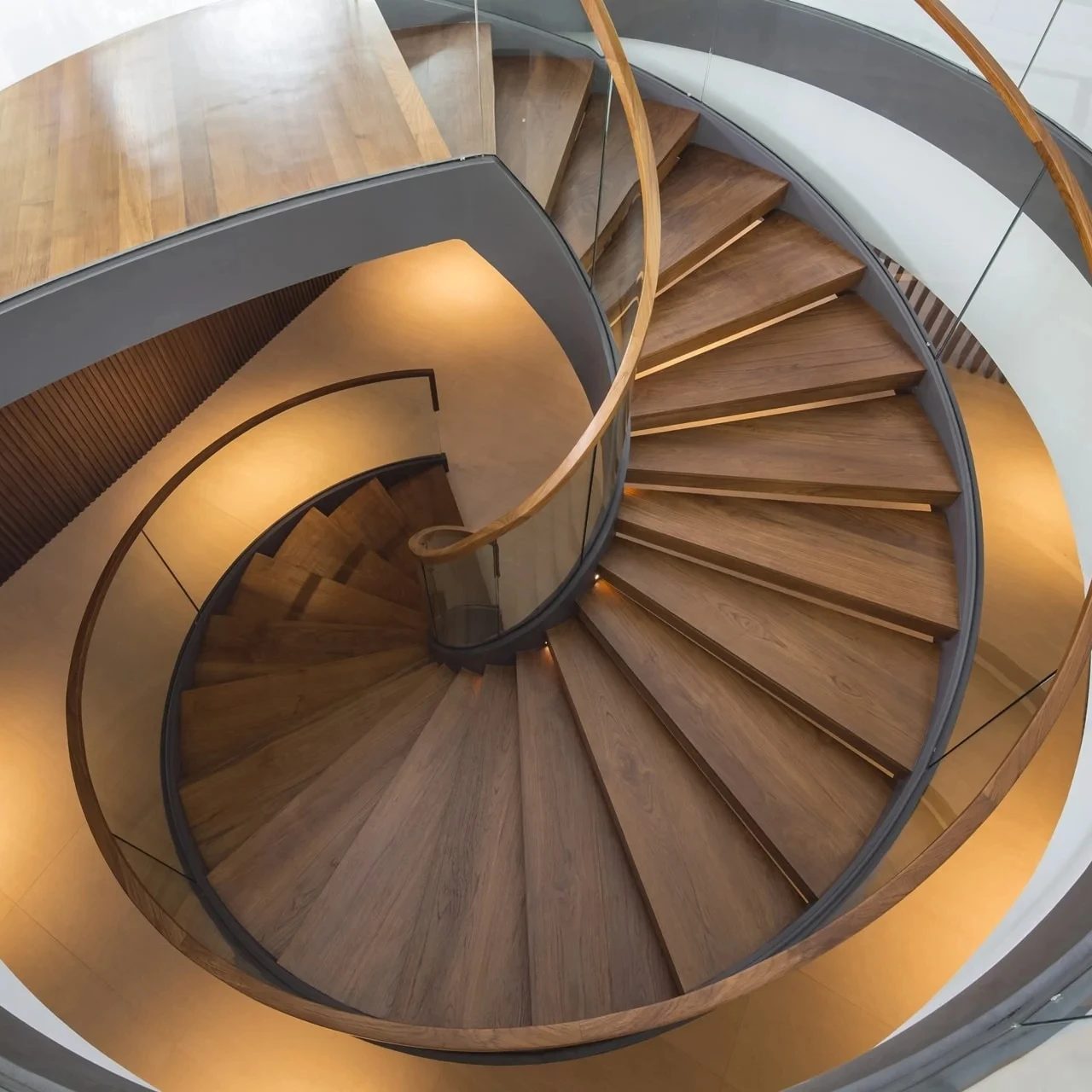 Alibaba Wholesale Stair Tread Black Metal Square Interior Hand Rail For Stair Essential Rotating Staircase For Small Unis