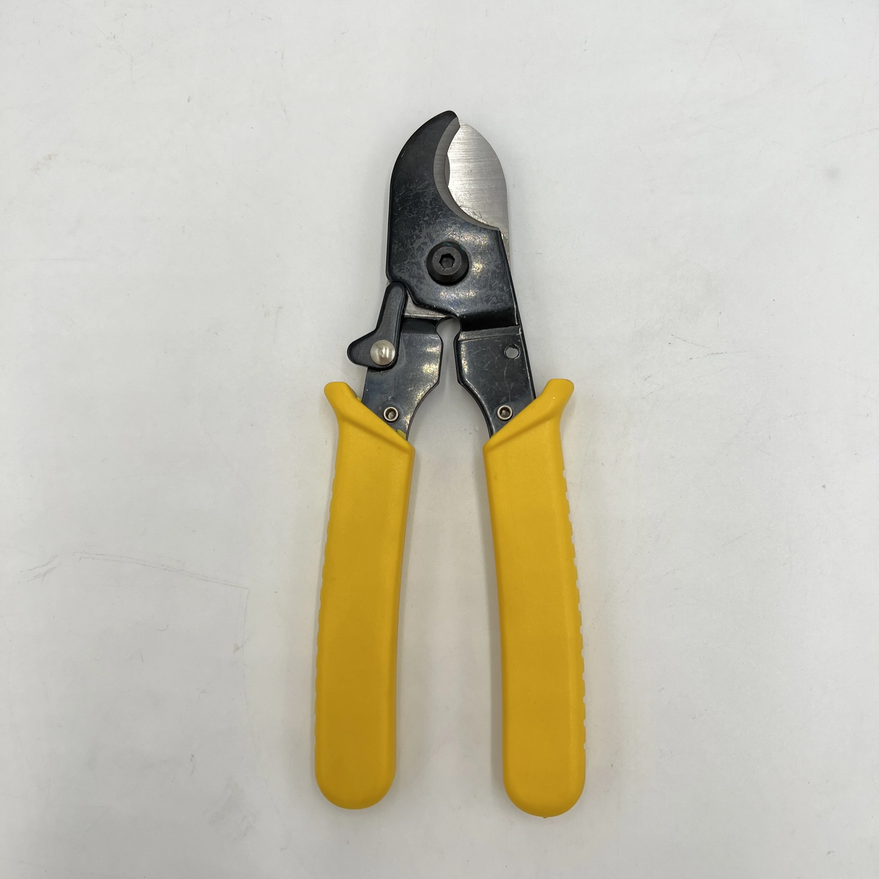 Round Cable and Wire Cutter Multi-Conductor Cable up to 10.5mm and Solid or Standard Wire up to 8AWG