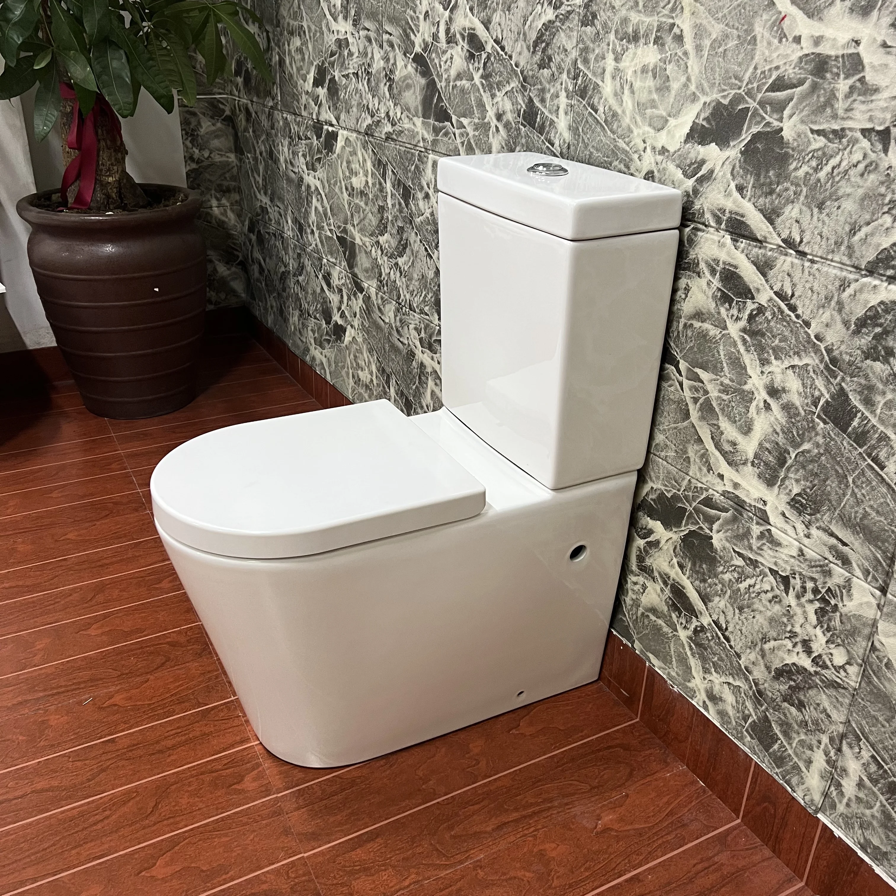 Large flush luxury ceramic toilet large elderly modern split body water tank toilet cover bathroom seat flush toilet