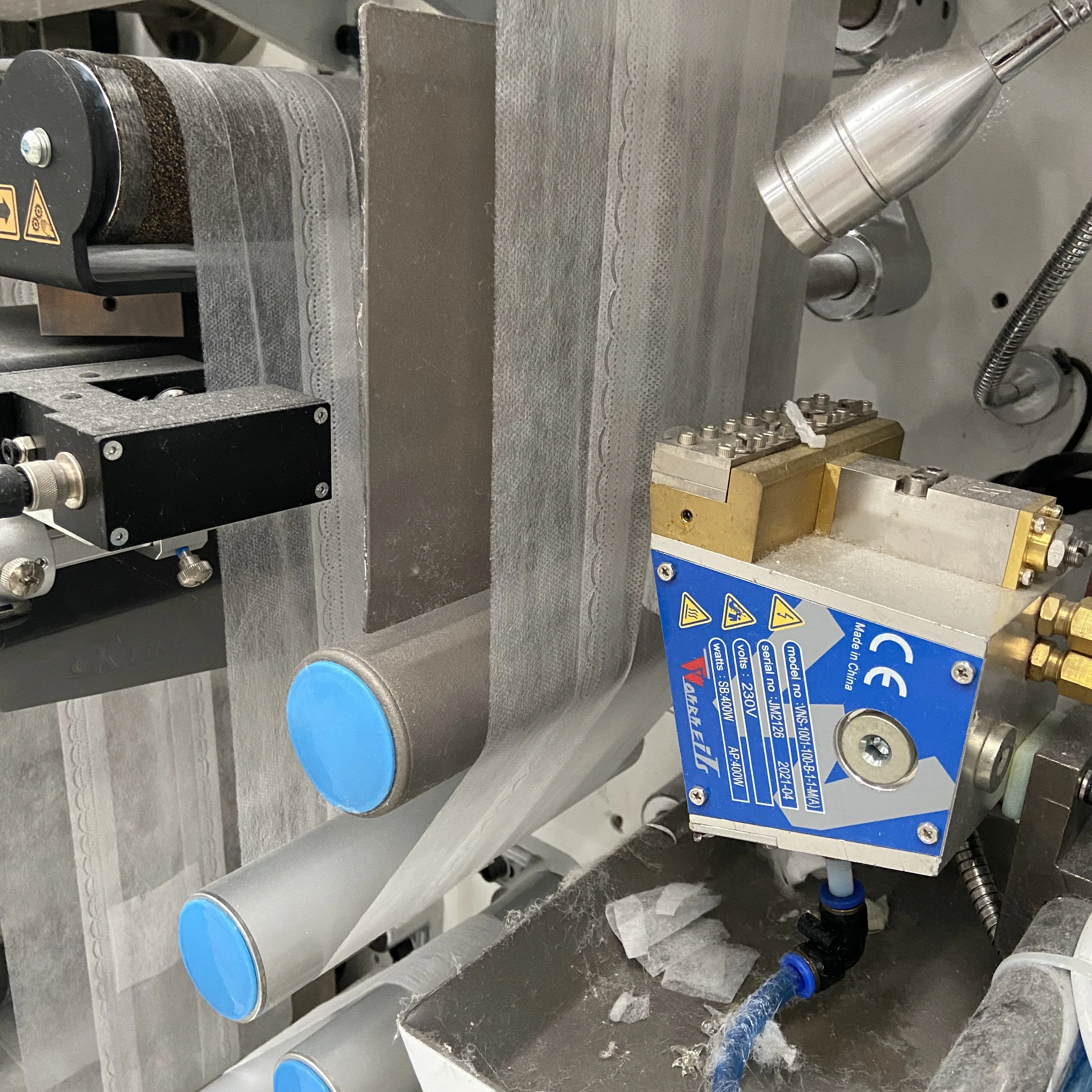 Disposal use sanitary pads and napkins making machine women with sanitary napkin incinetor machine