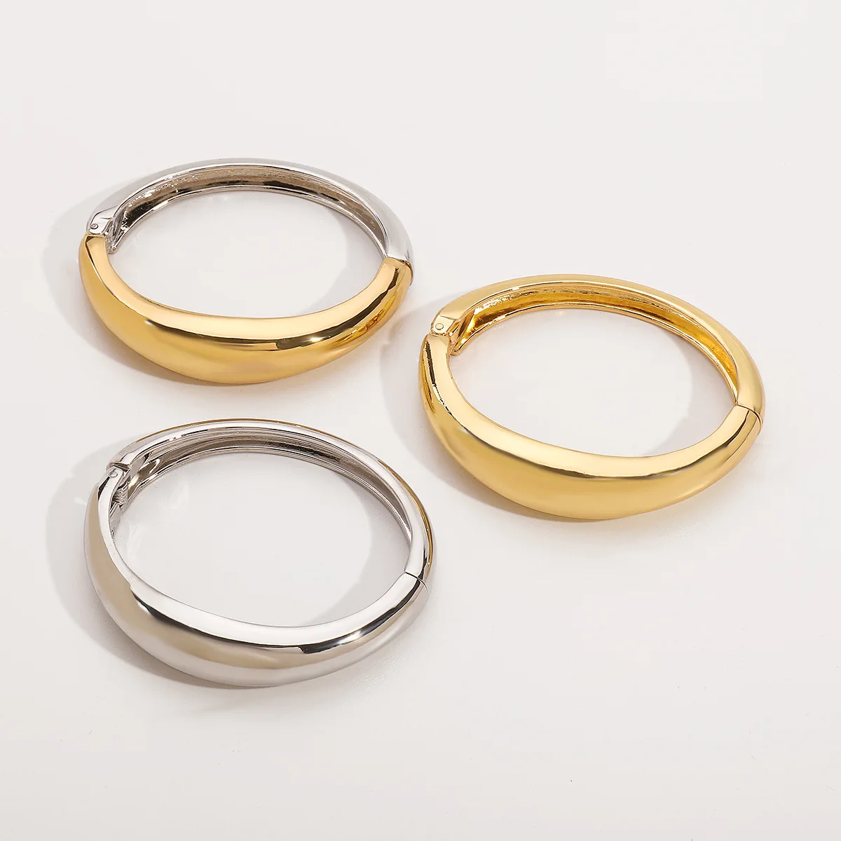 2024 New Arrival Fashion Cheap Wholesale Geometric Hammer Open Wide Chain Bracelet  Elliptical Smooth Surface Spring Bracelet