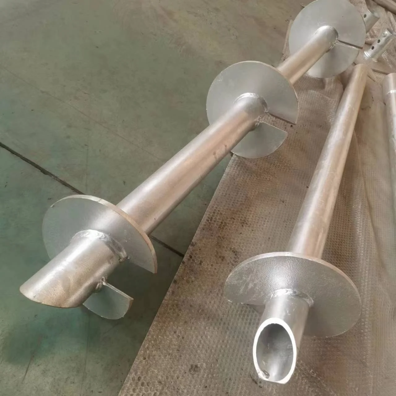Factory Directly Sale Carbon Steel HDG Silver Ground Screw Helical Pile