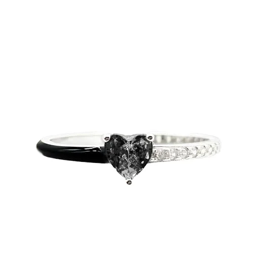Simple, light luxury and elegant heart-cut heart ring. Diamond-encrusted personalized ring.