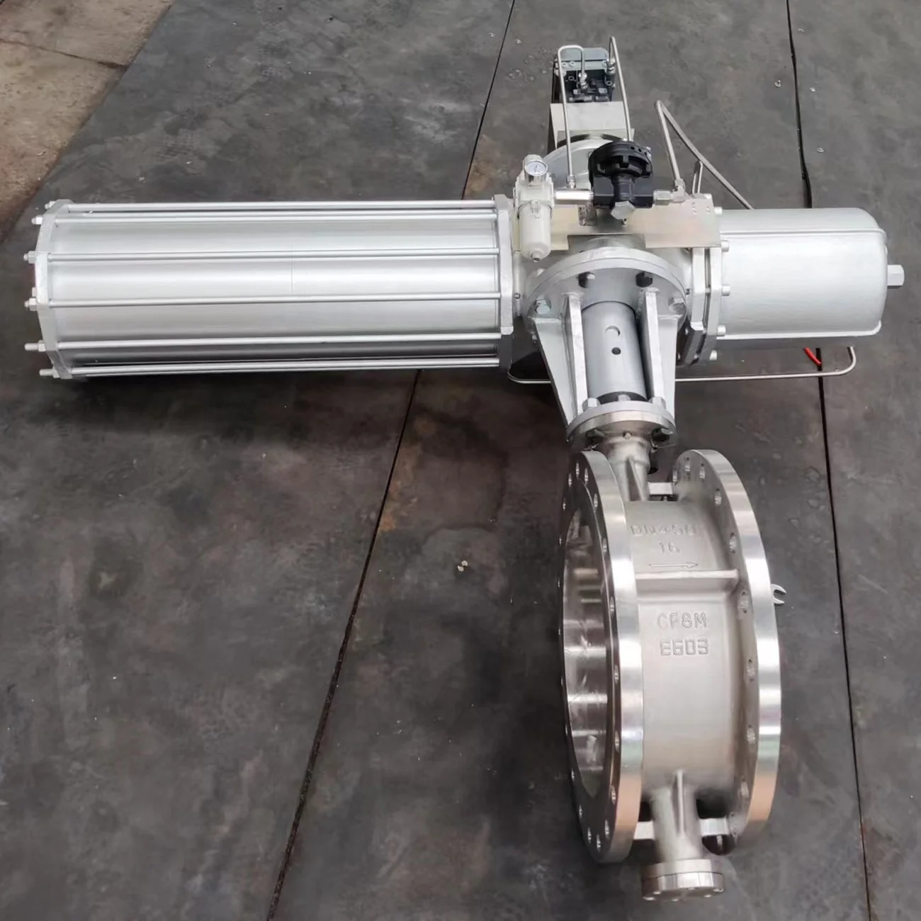 Клапан-бабочка SS с пневматическим приводом Emerson