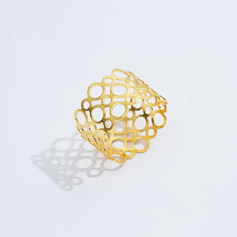 Wholesale metal round shape cheap napkin ring for wedding favors, hollow flower round napkin ring