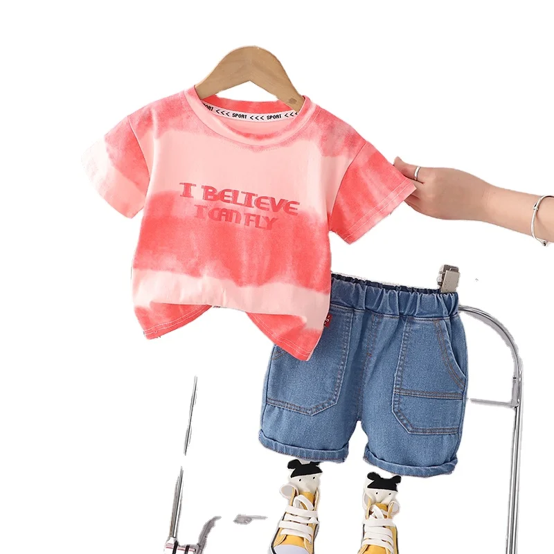2024 Прямая продажа с фабрики повседневные наряды для мальчиков разноцветный топ короткими рукавами и полосатые джинсовые шорты детская одежда