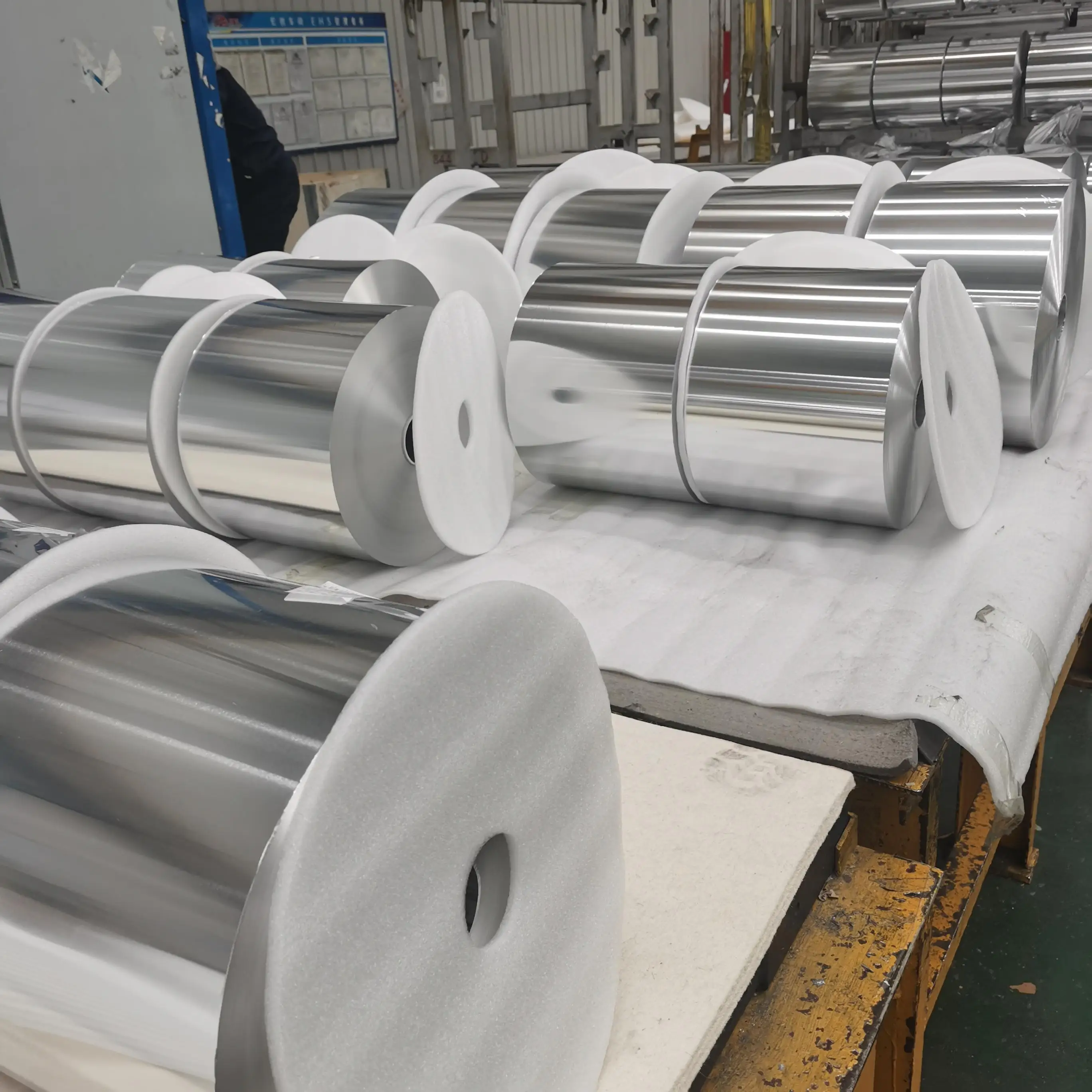 18 Micron Aluminium Foil Jumbo Roll 8011 Raw Material Aluminium Foil Big Roll Price